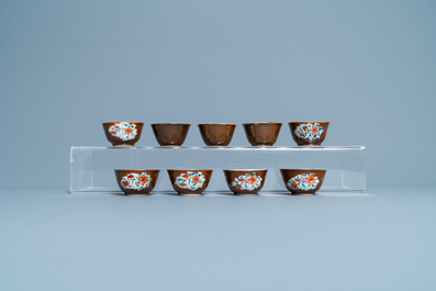 Seize tasses et soucoupes en porcelaine de Chine famille rose &agrave; fond brun capucin, Qianlong