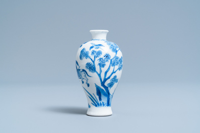 Un petit vase en porcelaine de Chine en bleu et blanc, Kangxi