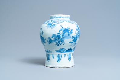 Een blauw-witte Delftse chinoiserie vaas met een olifant, eind 17e eeuw