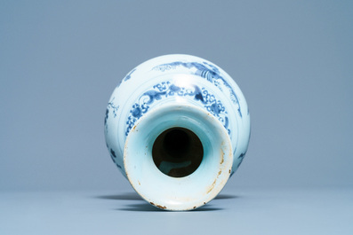 Een blauw-witte Delftse chinoiserie knobbelvaas, eind 17e eeuw