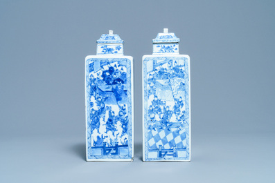 Een paar Chinese blauw-witte vierkante dekselvazen, Kangxi
