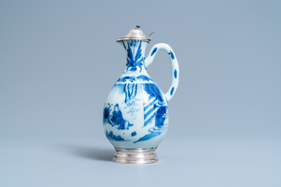 Une verseuse en porcelaine de Chine en bleu et blanc aux montures d'argent hollandais, &eacute;poque Transition