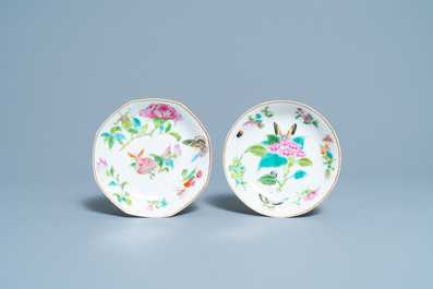 Cinq tasses et soucoupes en porcelaine de Chine famille rose &agrave; d&eacute;cor de papillons, 19&egrave;me