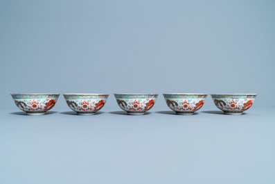 Cinq bols en porcelaine de Chine famille rose &agrave; d&eacute;cor de dragons et de ph&eacute;nix, marque et &eacute;poque de Guangxu