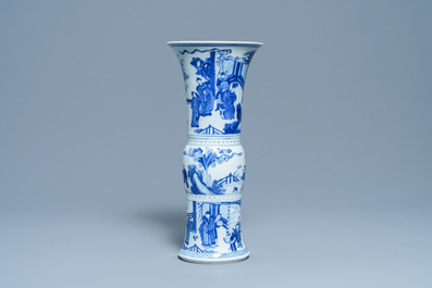 Un vase de forme 'gu' en porcelaine de Chine en bleu et blanc, Kangxi