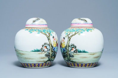 Une paire de pots couverts en porcelaine de Chine famille rose, marque de Qianlong, R&eacute;publique