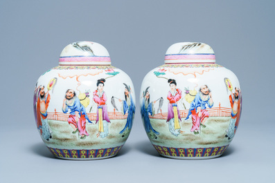 Une paire de pots couverts en porcelaine de Chine famille rose, marque de Qianlong, R&eacute;publique