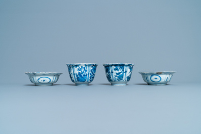 Cinq bols en porcelaine de Chine en bleu et blanc de type kraak, Wanli