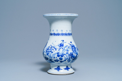 Een Chinese blauw-witte peervormige vaas met onsterfelijken, Kangxi