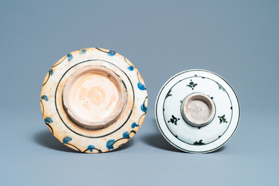 Een Iznik schotel met een tulp en een fragment van een Damascus schotel, Turkije en Syri&euml;, 17e eeuw