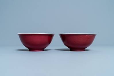 Une paire de bols en porcelaine de Chine rouge de rubis monochrome, marque et &eacute;poque de Jiaqing