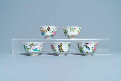 Cinq tasses et soucoupes en porcelaine de Chine famille rose &agrave; d&eacute;cor de papillons, 19&egrave;me