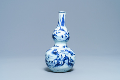 Un vase de forme double gourde en porcelaine de Chine en bleu et blanc, Wanli