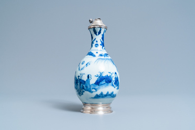 Une verseuse en porcelaine de Chine en bleu et blanc aux montures d'argent hollandais, &eacute;poque Transition