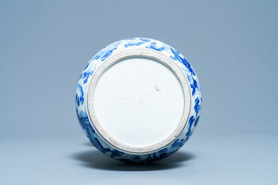 Un vase de forme poireau en porcelaine de Chine en bleu et blanc &agrave; d&eacute;cor d'immortels, Kangxi