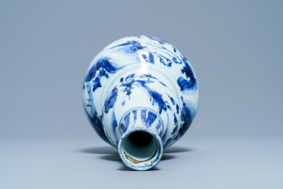 Un vase de forme double gourde en porcelaine de Chine en bleu et blanc, Wanli