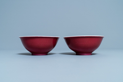 Une paire de bols en porcelaine de Chine rouge de rubis monochrome, marque et &eacute;poque de Jiaqing