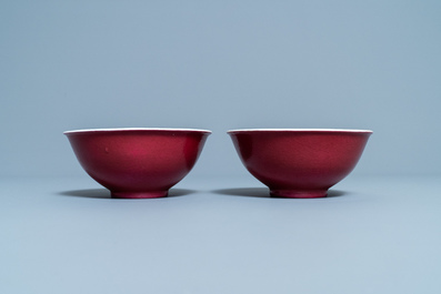 Une paire de bols en porcelaine de Chine rouge de rubis monochrome, marque et &eacute;poque de Jiaqing