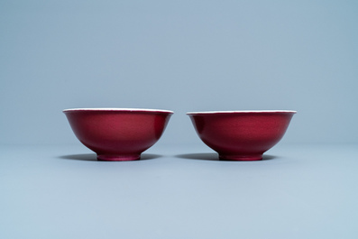 Une paire de bols en porcelaine de Chine rouge de rubis monochrome, marque et &eacute;poque de Jiaqing