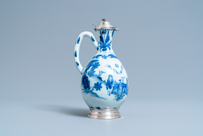 Une verseuse en porcelaine de Chine en bleu et blanc aux montures d'argent hollandais, &eacute;poque Transition