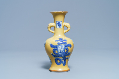 Un vase en porcelaine de Chine en bleu et blanc sur fond caf&eacute; au lait, Kangxi