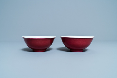 Une paire de bols en porcelaine de Chine rouge de rubis monochrome, marque et &eacute;poque de Jiaqing