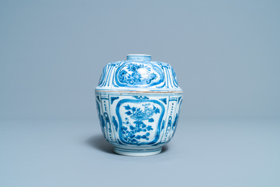 Cinq bols en porcelaine de Chine en bleu et blanc de type kraak, Wanli