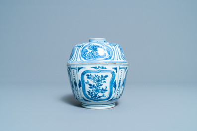 Cinq bols en porcelaine de Chine en bleu et blanc de type kraak, Wanli