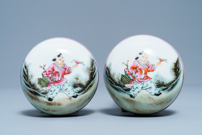 A pair of Chinese famille rose covered jars, Qianlong mark, Republic