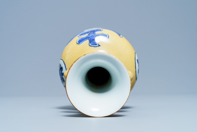 Een Chinese blauw-witte vaas met zeemleer fondkleur, Jiajing merk, Kangxi