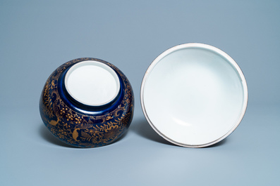 Trois bols en porcelaine de Chine &agrave; d&eacute;cor dor&eacute; sur fond bleu monochrome, 19&egrave;me