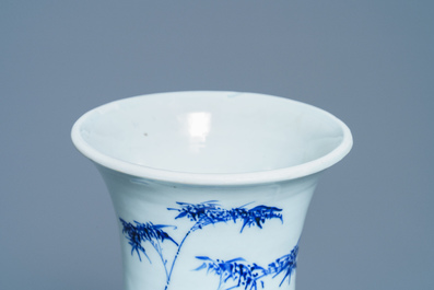 Un vase de forme carr&eacute;e en porcelaine de Chine en bleu et blanc, marque et &eacute;poque de Kangxi