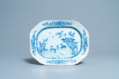 Quatre plats de forme octagonale en porcelaine de Chine en bleu et blanc, Qianlong