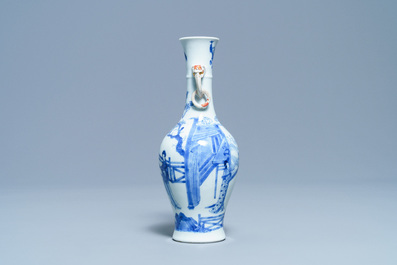 Un vase en porcelaine de Chine en bleu et blanc aux anses en forme de t&ecirc;te d'&eacute;l&eacute;phant, marque et &eacute;poque de Kangxi