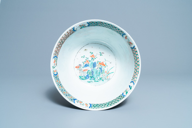 Un grand bol en porcelaine de Chine famille verte &agrave; d&eacute;cor figuratif, Kangxi