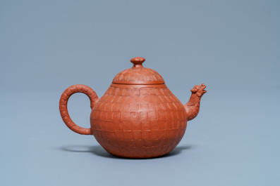 Een Chinese Yixing steengoed theepot met drakentuit, Kangxi