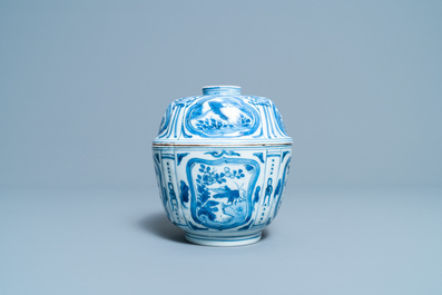 Cinq bols en porcelaine de Chine en bleu et blanc de type kraak, Wanli