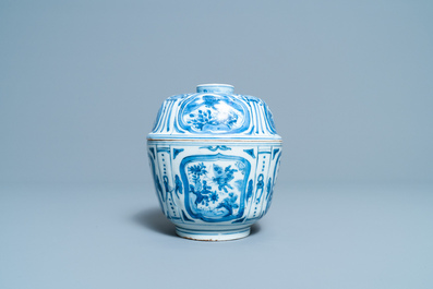 Cinq bols en porcelaine de Chine en bleu et blanc de type kraak, Wanli