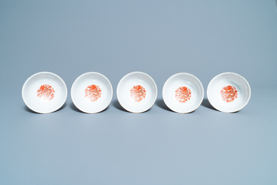 Cinq bols en porcelaine de Chine famille rose &agrave; d&eacute;cor de dragons et de ph&eacute;nix, marque et &eacute;poque de Guangxu