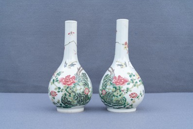 Une paire de vases de forme bouteille en porcelaine de Chine famille rose, 19&egrave;me