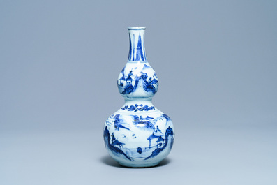 Een Chinese blauw-witte kalebasvaas, Wanli