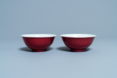 Une paire de bols en porcelaine de Chine rouge de rubis monochrome, marque et &eacute;poque de Jiaqing