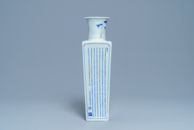 Un vase de forme carr&eacute;e en porcelaine de Chine en bleu et blanc, marque et &eacute;poque de Kangxi