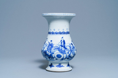 Un vase de forme poireau en porcelaine de Chine en bleu et blanc &agrave; d&eacute;cor d'immortels, Kangxi