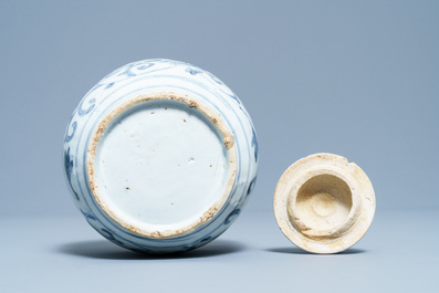 Een Chinese blauw-witte dekselvaas met boeddhistische leeuwen, Ming