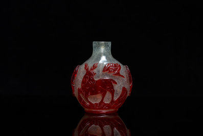 Een Chinese snuiffles in meerlagig rood en wit glas, 18e eeuw