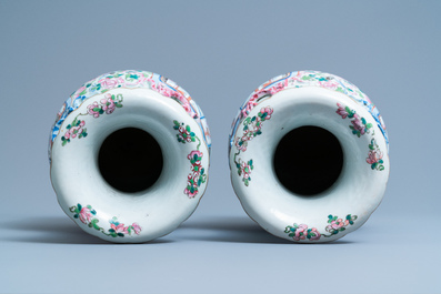 Une paire de vases en porcelaine de Chine famille rose, 19&egrave;me