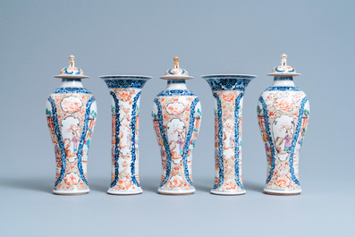 Une garniture de cinq vases en porcelaine de Chine famille rose &agrave; d&eacute;cor mandarin, Qianlong