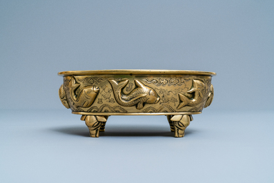 A Chinese oval bronze censer with fish, Xuande mark, 19th C.