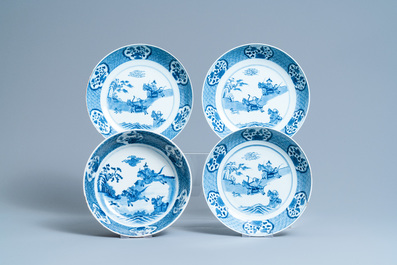 Een uitgebreid Chinees blauw-wit servies met jachtdecor, 18/19e eeuw